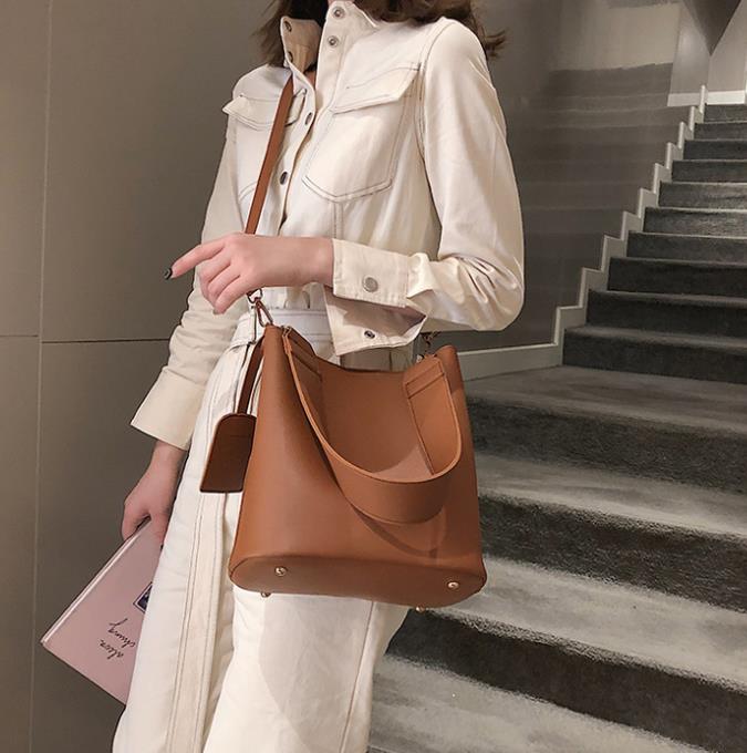 Bag Female 2021 New Fashion Shoulder Bag Simple Portable Messenger Female Bag Large Capacity Retro Bucket, Khaki