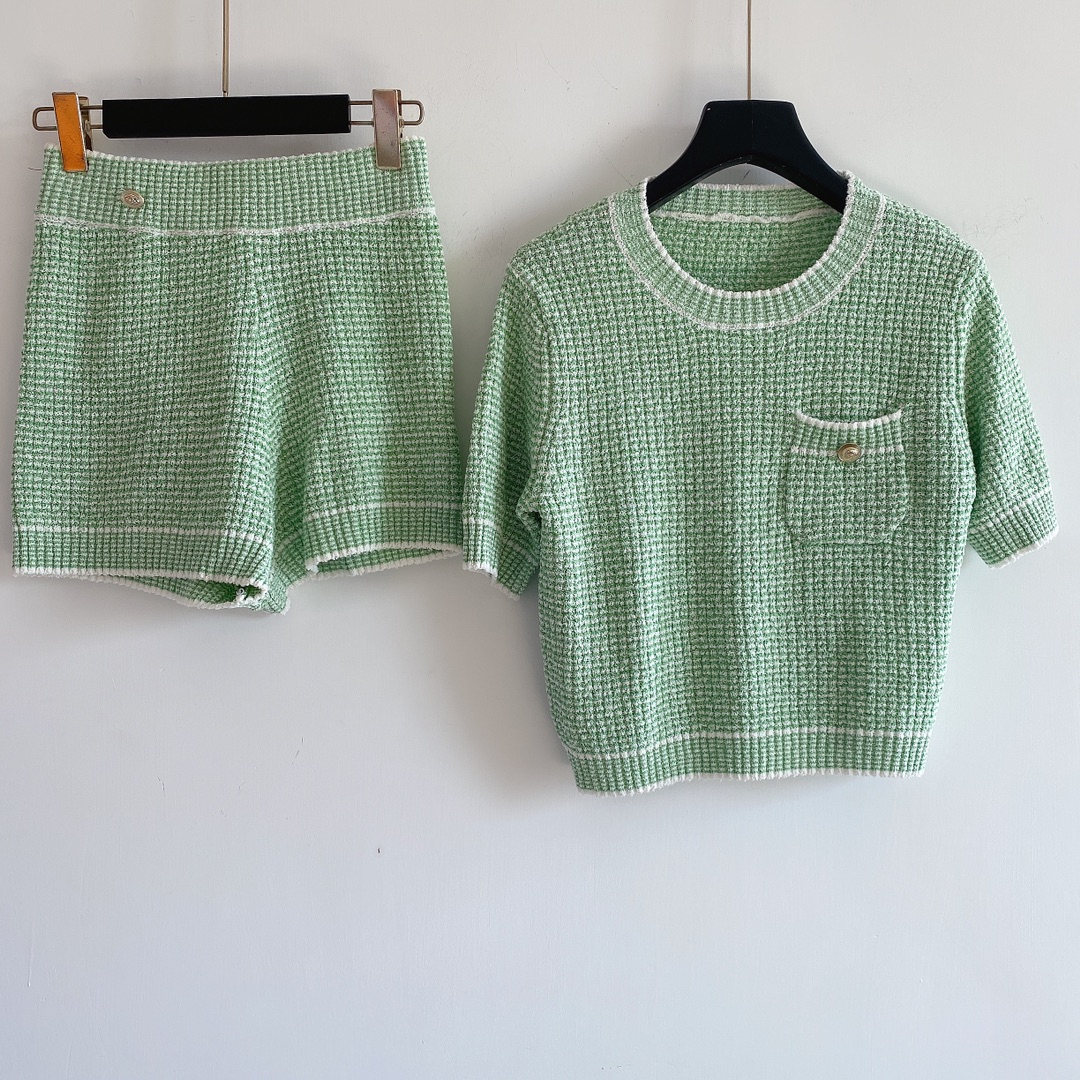 2020 1219 Autumn Brand Same Style Sweaters Crew Neck Print Regular Short Sleeve Two pieces Sets Print Green Red Women Clothes qian
2020 1219 Autumn Brand Same Style Sweaters Crew Neck Print Regular Short Sleeve Two pieces Sets Print Green Red Women Clothes qian