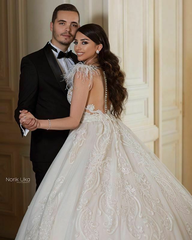 Feather Wedding Dresses Bridal Gowns Lace Country Appliqued Beads Sheer Jewel Neck cathedral train Wedding Dress Robe De Mariee