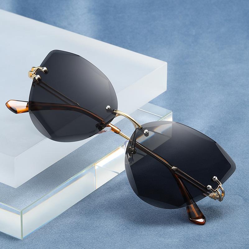 New frameless trim sunglasses European and American oval big frame sunglasses fashion black too outdoor driving travel glasses
New frameless trim sunglasses European and American oval big frame sunglasses fashion black too outdoor driving travel glasses