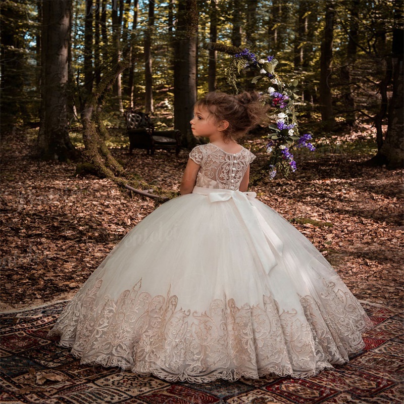 Ball Gown Princess Flower Girls Dresses Appliqued Lace First Communion Dress Hot Sale Chic Custom Made Kids Pageant Dress Sweep Train
