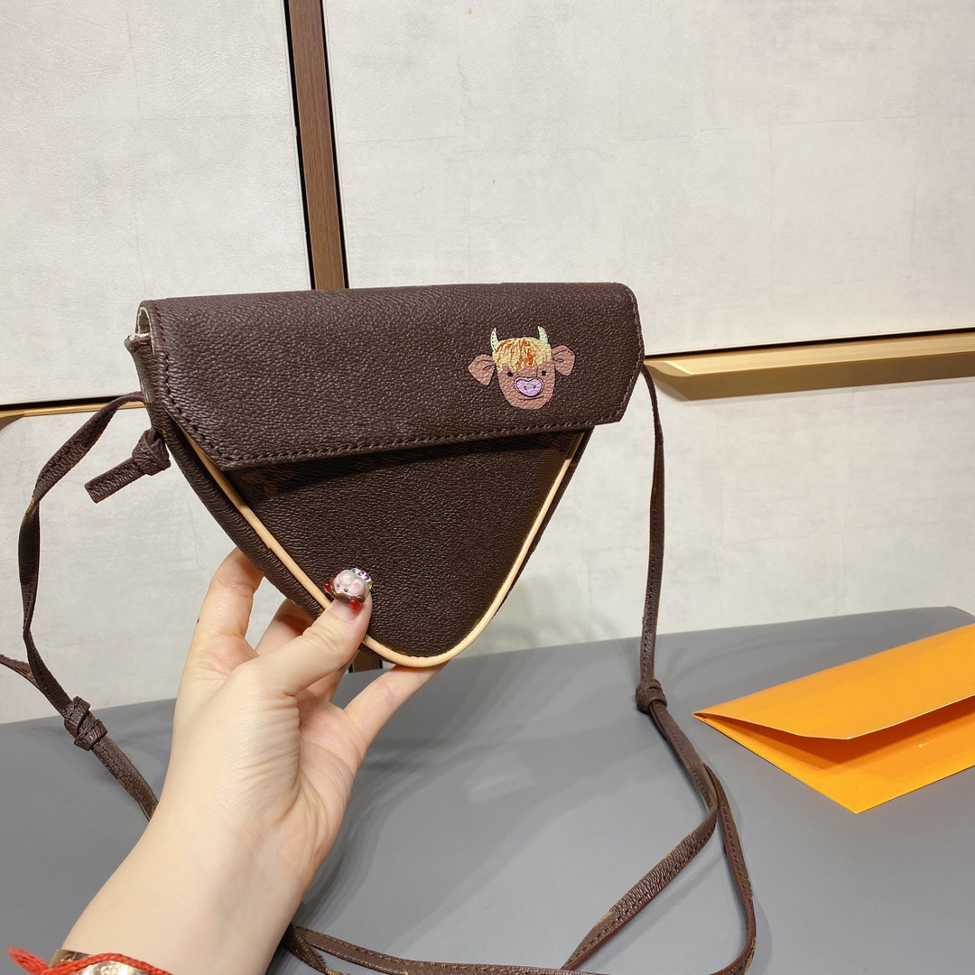 21 new fashion triangle bag designer letter retro women's & Men's oblique cross bag trend advanced shoulder bag WF2101283
21 new fashion triangle bag designer letter retro women's & Men's oblique cross bag trend advanced shoulder bag WF2101283