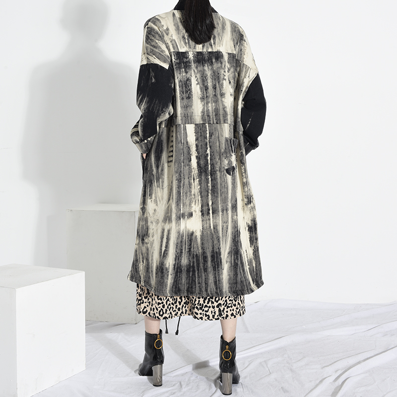 [EAM] Women Black Printed Big Size Long Trench New Stand Collar Long Sleeve Loose Windbreaker Fashion Spring Autumn LJ201128