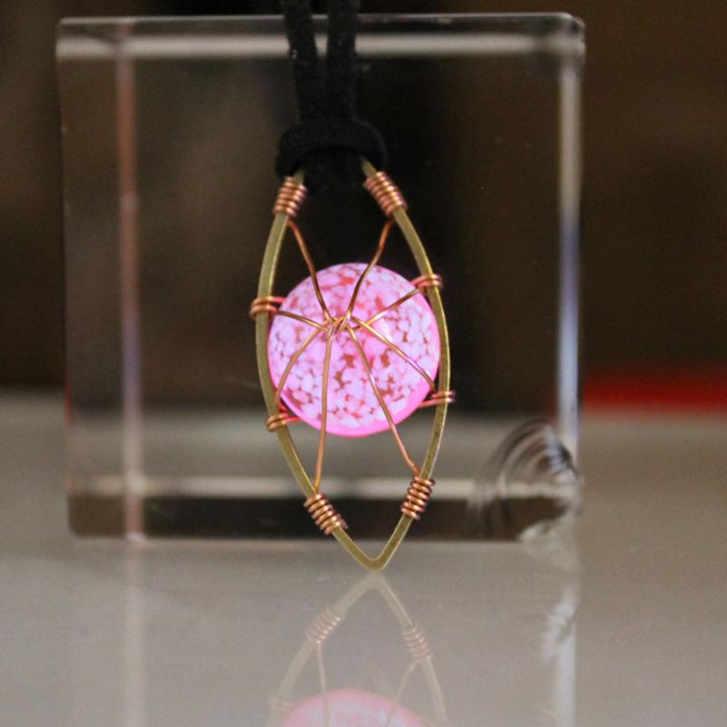New pink Luminous stone eye Pendant Necklace copper wire cat eye Glow In The Dark Charming Necklace Handmade
New pink Luminous stone eye Pendant Necklace copper wire cat eye Glow In The Dark Charming Necklace Handmade