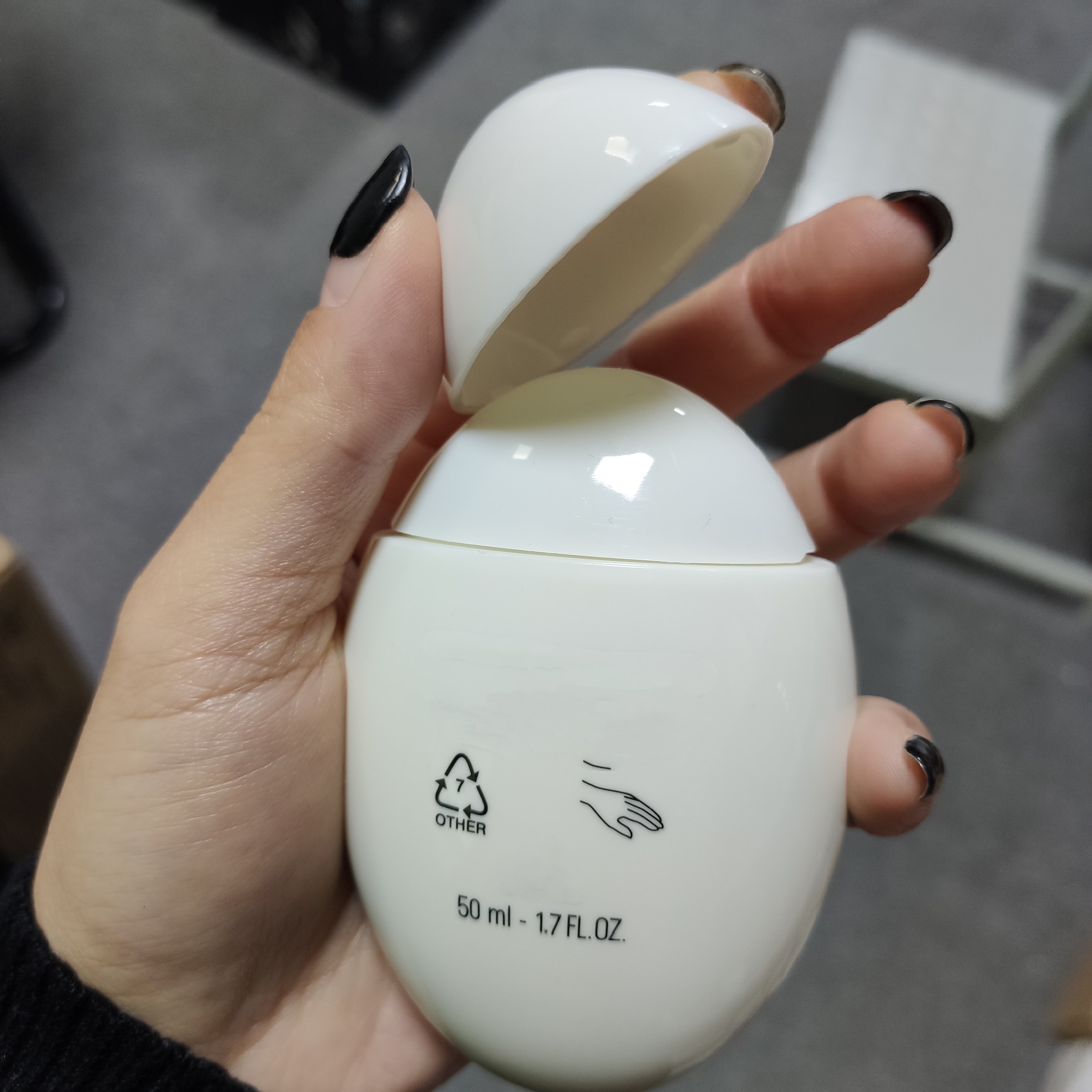 Paris Hot Makeup Hand Creams LA CREME MAIN skin Lotions Hand cream Skin care 50ml epacket free shipping
Paris Hot Makeup Hand Creams LA CREME MAIN skin Lotions Hand cream Skin care 50ml epacket free shipping