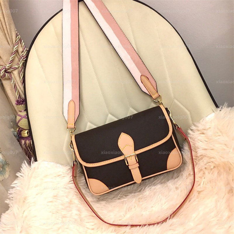 Top quality women's bag leather shoulder bag women's Messenger Bags Fashion backpack shoulders bags reading glasses classic bag women purse, Red straps
Top quality women's bag leather shoulder bag women's Messenger Bags Fashion backpack shoulders bags reading glasses classic bag women purse, Red straps