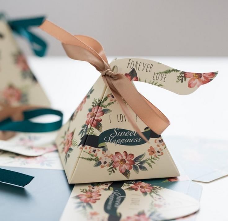 50 Pcs candy paper box Triangular Pyramid Floral Garland Wedding Favors Candy Boxes Bomboniera Party Gift Box Ribbons Tags
50 Pcs candy paper box Triangular Pyramid Floral Garland Wedding Favors Candy Boxes Bomboniera Party Gift Box Ribbons Tags