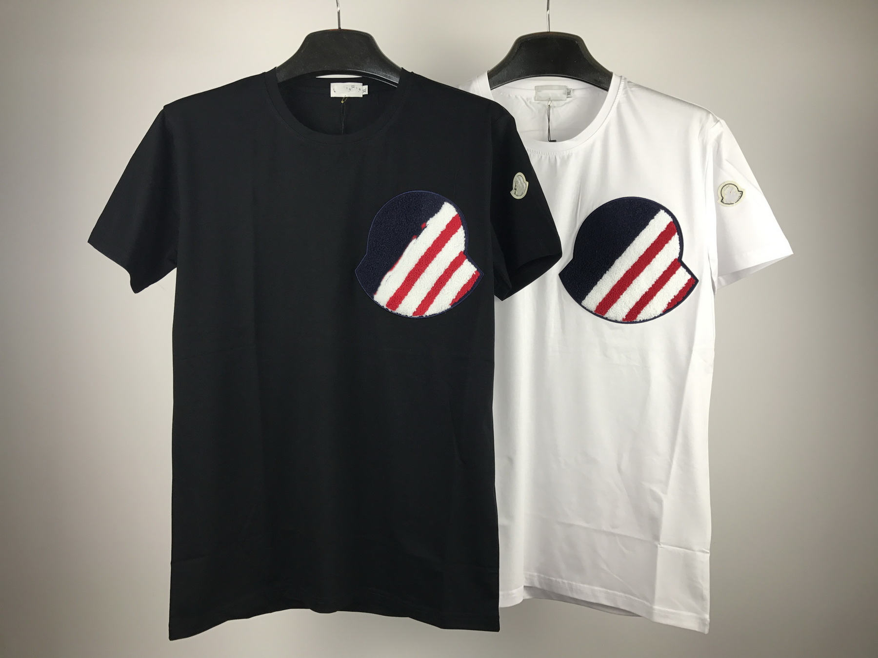 2021 New Luxury Embroidered T-Shirt Fashion Design T-Shirt Women's T-Shirt High Quality Black & White 100% Cotton Free Delivery S02
2021 New Luxury Embroidered T-Shirt Fashion Design T-Shirt Women's T-Shirt High Quality Black & White 100% Cotton Free Delivery S02