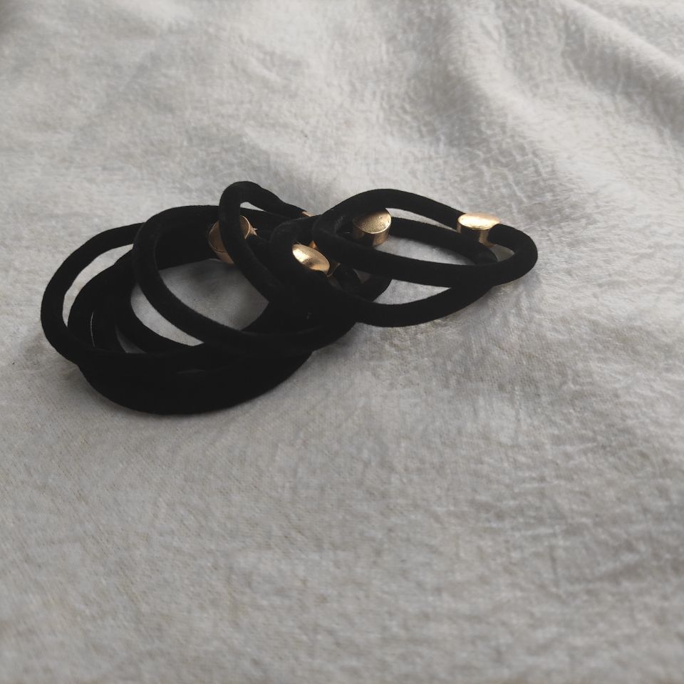 good quality High elastic hair ties with  circular C metal decoration black hair rope velet bracelets accessories, Pink
good quality High elastic hair ties with  circular C metal decoration black hair rope velet bracelets accessories, Pink