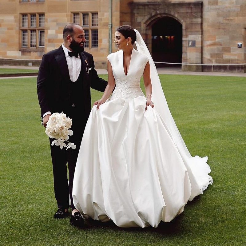 Wedding Stunning Appliqued Dresses Deep V Neck A Line Plus Size Sequined Bridal Gowns Court Train Satin Robe De Marie