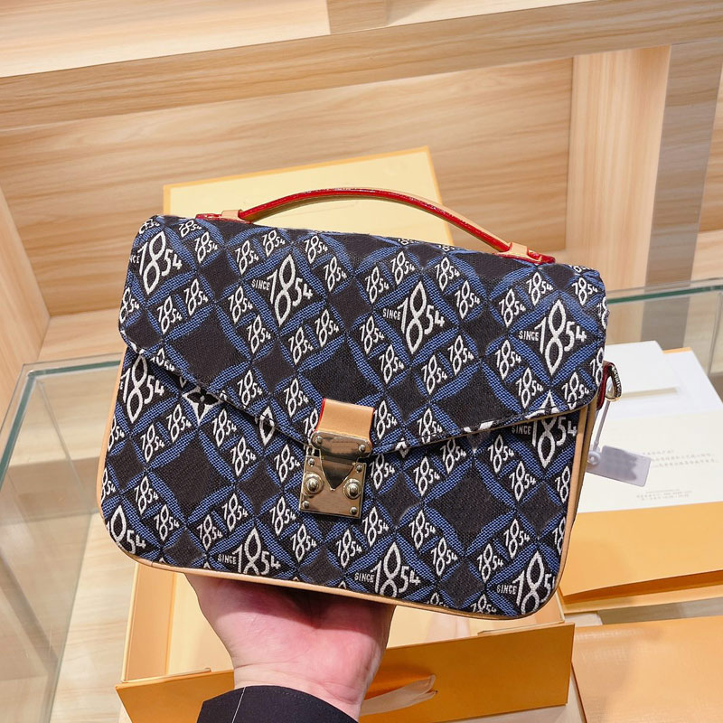 Women Messenger Bag Flap Not Deform Temperament Crossbody Bag Small Tote Shoulder Bag Wallet With Shoulder Strap Classic Pattern Flower
Women Messenger Bag Flap Not Deform Temperament Crossbody Bag Small Tote Shoulder Bag Wallet With Shoulder Strap Classic Pattern Flower