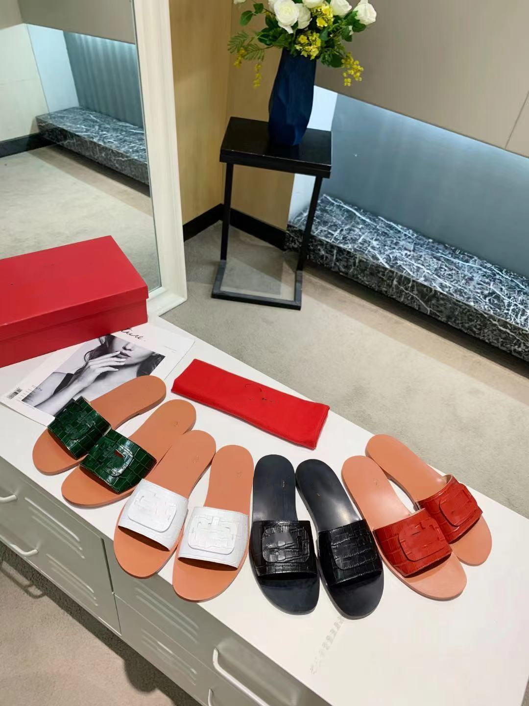 The latest spring/Summer 2021 flat slippers with stone grain covee fabric, leather bottom, rubber outsole, 35-42, Black
The latest spring/Summer 2021 flat slippers with stone grain covee fabric, leather bottom, rubber outsole, 35-42, Black