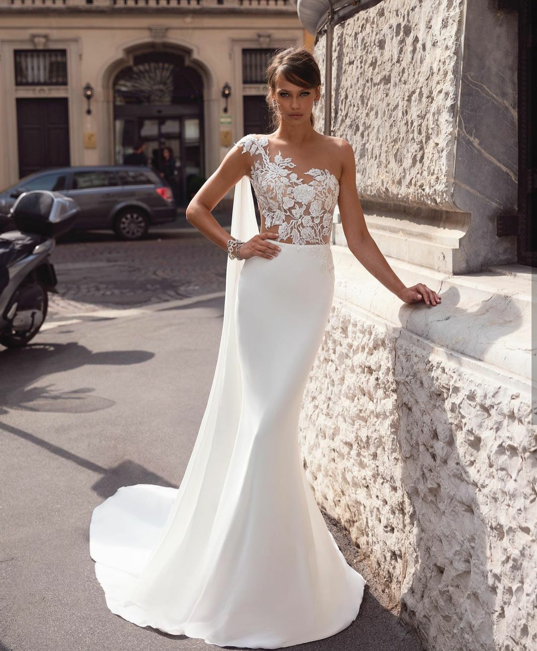 Julie Mermaid Vino Dresses With Wrap Lace Applique Sleeveless Satin Bridal Gowns Sexy Plunging Necke Fishtail Wedding Dress