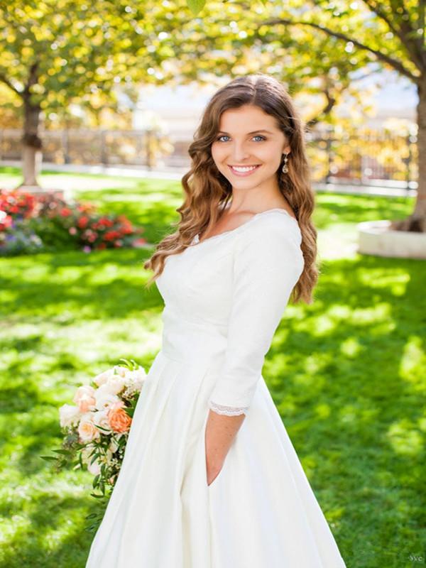 Vintage Long Sleeves Dresses Lace V Neck Scalloped Satin A Line Sweep Train Covered Buttons Back Country Wedding Gown Vestidos