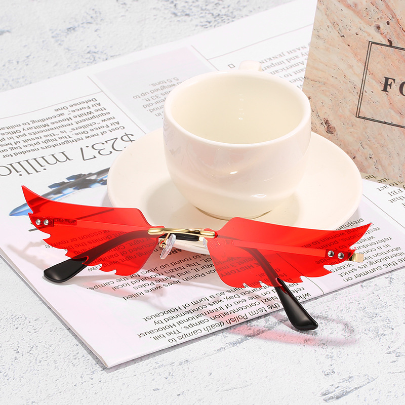 2020 Fashion Men's And Women's Personality Funny Sun Glasses Hip-hop Wings Sunglasses Female Light Sun Glasses UV400
2020 Fashion Men's And Women's Personality Funny Sun Glasses Hip-hop Wings Sunglasses Female Light Sun Glasses UV400