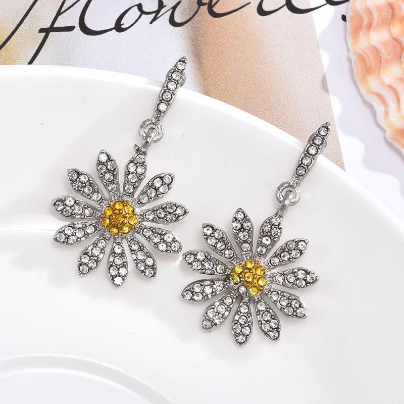 2021 Spring series Beautiful Sunflower Flower Pendant Earrings Female White Rhinestone Jewelry Fashion Stud Earrings
2021 Spring series Beautiful Sunflower Flower Pendant Earrings Female White Rhinestone Jewelry Fashion Stud Earrings
