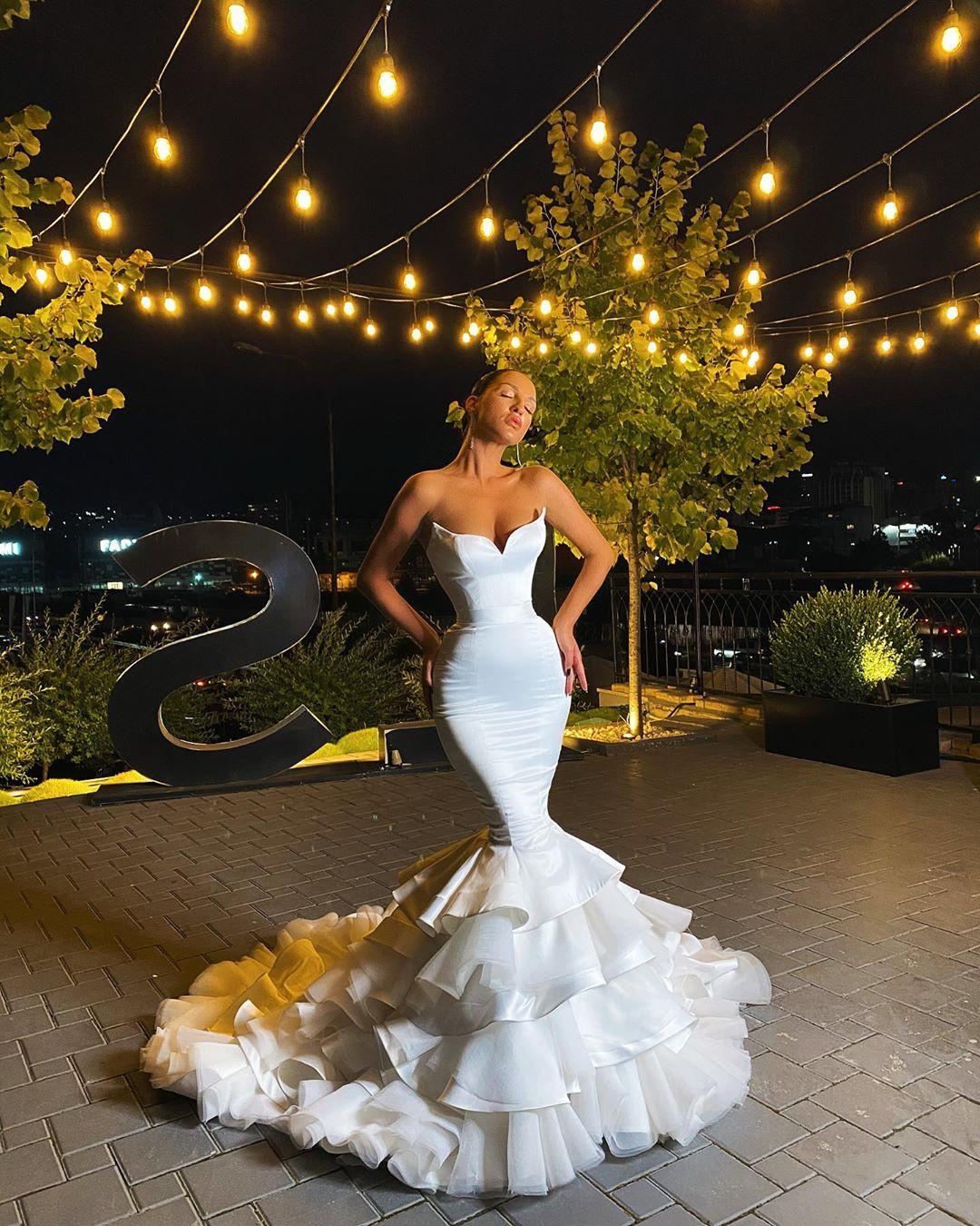 2021 Mermaid Satin Wedding Dresses Sweetheart Tiered Skirts Trumpet Bridal Gowns Sweep Train Elegant Boho Wedding Dress