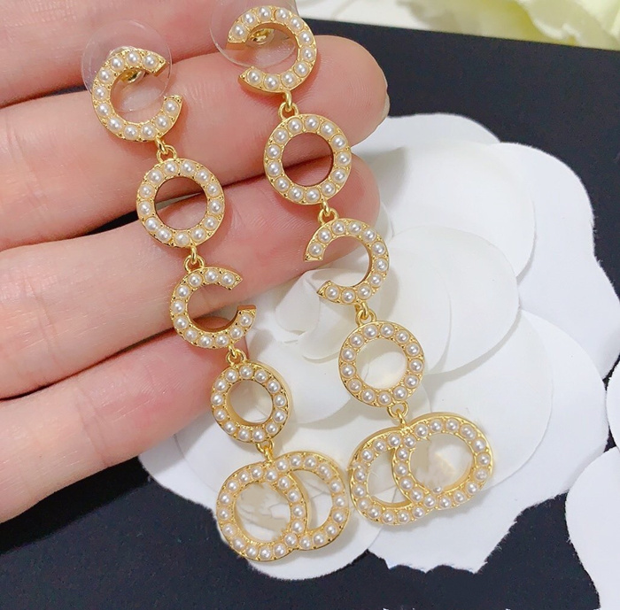 Fashion brand Higher version designer gold Letter Pearl earrings for women wedding party lovers Christmas gift holiday jewelry with box, White
Fashion brand Higher version designer gold Letter Pearl earrings for women wedding party lovers Christmas gift holiday jewelry with box, White