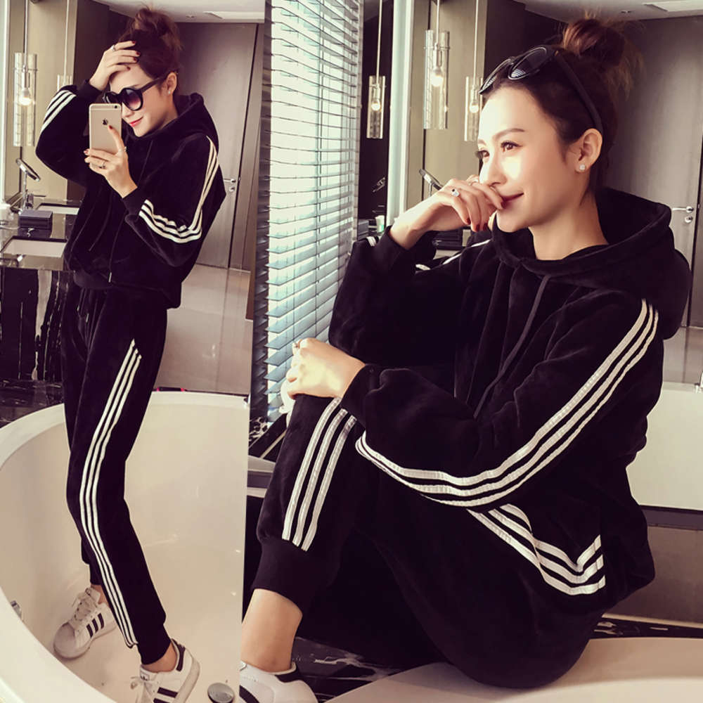 2020 winter new velvet sports suit women's Plush thickened three bar hooded leisure two piece set, Black without velvet
2020 winter new velvet sports suit women's Plush thickened three bar hooded leisure two piece set, Black without velvet