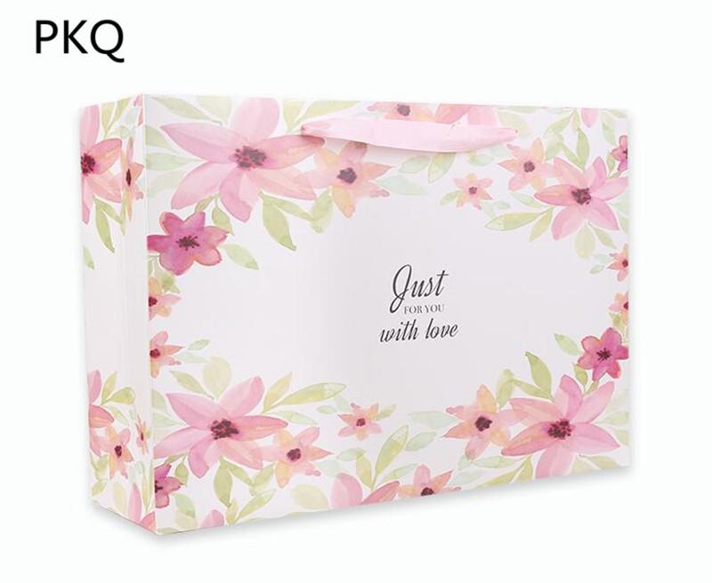 17*15*6cm Pink flower printed Bouquet gift paper bags mask shopping bag gift handbags creative paper bag with handle
17*15*6cm Pink flower printed Bouquet gift paper bags mask shopping bag gift handbags creative paper bag with handle