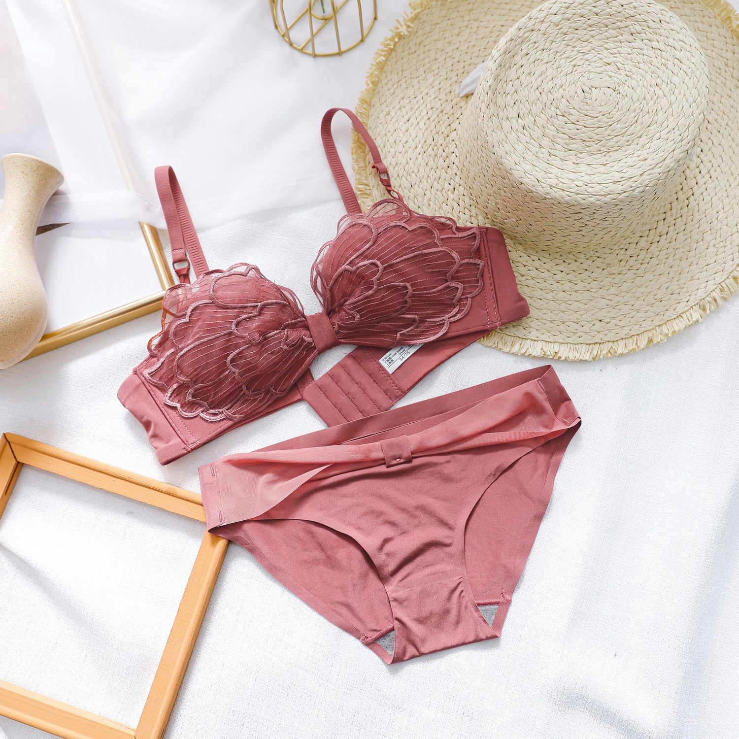 TERMEZY New Fashion Sexy Lingerie set lace wing Bra set Women's push up Lace Underwear personality Bra And Panty Set Brassiere T200602