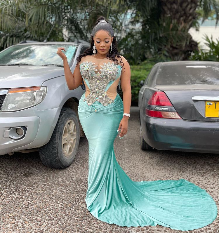 2022 Plus Size Arabic Aso Ebi Crystals Sexy Mermaid Prom Dresses Sheer Neck Velvet Evening Formal Party Second Reception Birthday Engagement Gowns Dre