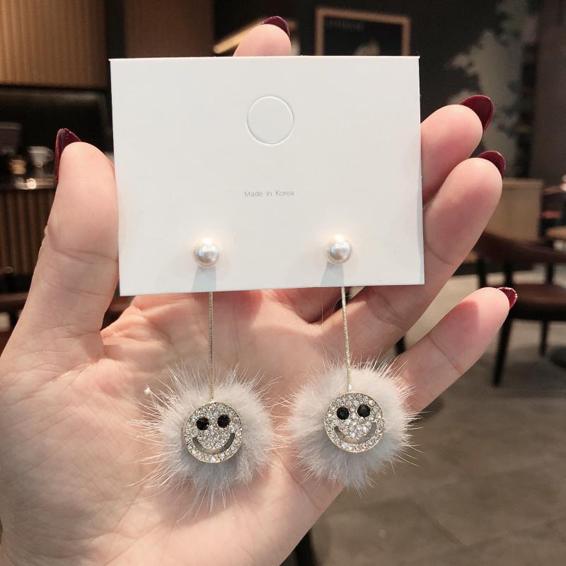 Simple geometry, multi-function, novel, fashionable, elegant, lovely earrings, women's earrings, smiling face hairy earrings
Simple geometry, multi-function, novel, fashionable, elegant, lovely earrings, women's earrings, smiling face hairy earrings