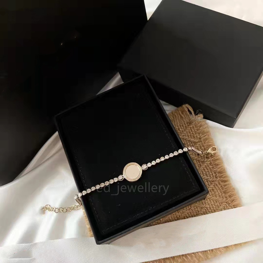 Classic luxury designer metal chain bracelet magnetic suction double letter fashion street hip hop jewelry gift box 11135
Classic luxury designer metal chain bracelet magnetic suction double letter fashion street hip hop jewelry gift box 11135
