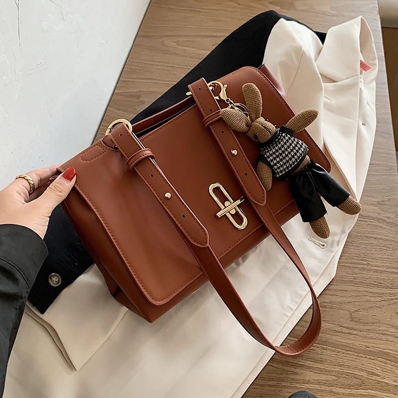 C Designer PU Leather Shoulder Bags Women 2021 Simple Handbags Winter Women's Trending Solid Color Hand Bag, Black 
C Designer PU Leather Shoulder Bags Women 2021 Simple Handbags Winter Women's Trending Solid Color Hand Bag, Black