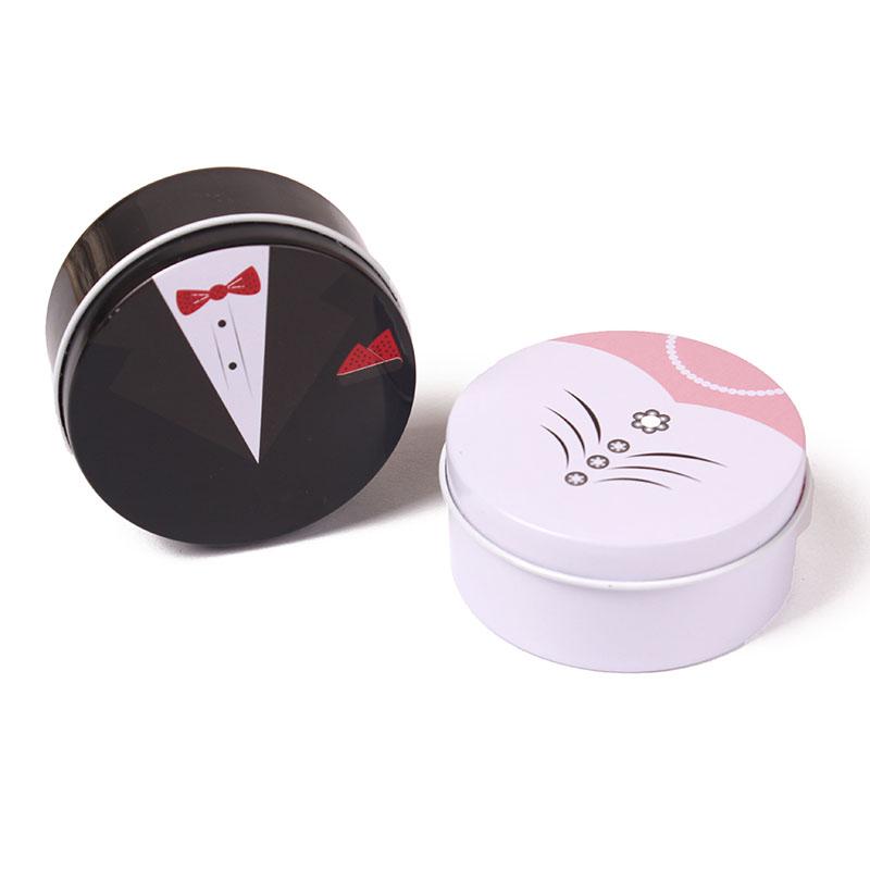 1Pcs Bride And Groom Gift Box Wedding Boxes Favour Boxes Round Tinplate Candy Chocolate Gfit Box Wedding Decorations
1Pcs Bride And Groom Gift Box Wedding Boxes Favour Boxes Round Tinplate Candy Chocolate Gfit Box Wedding Decorations