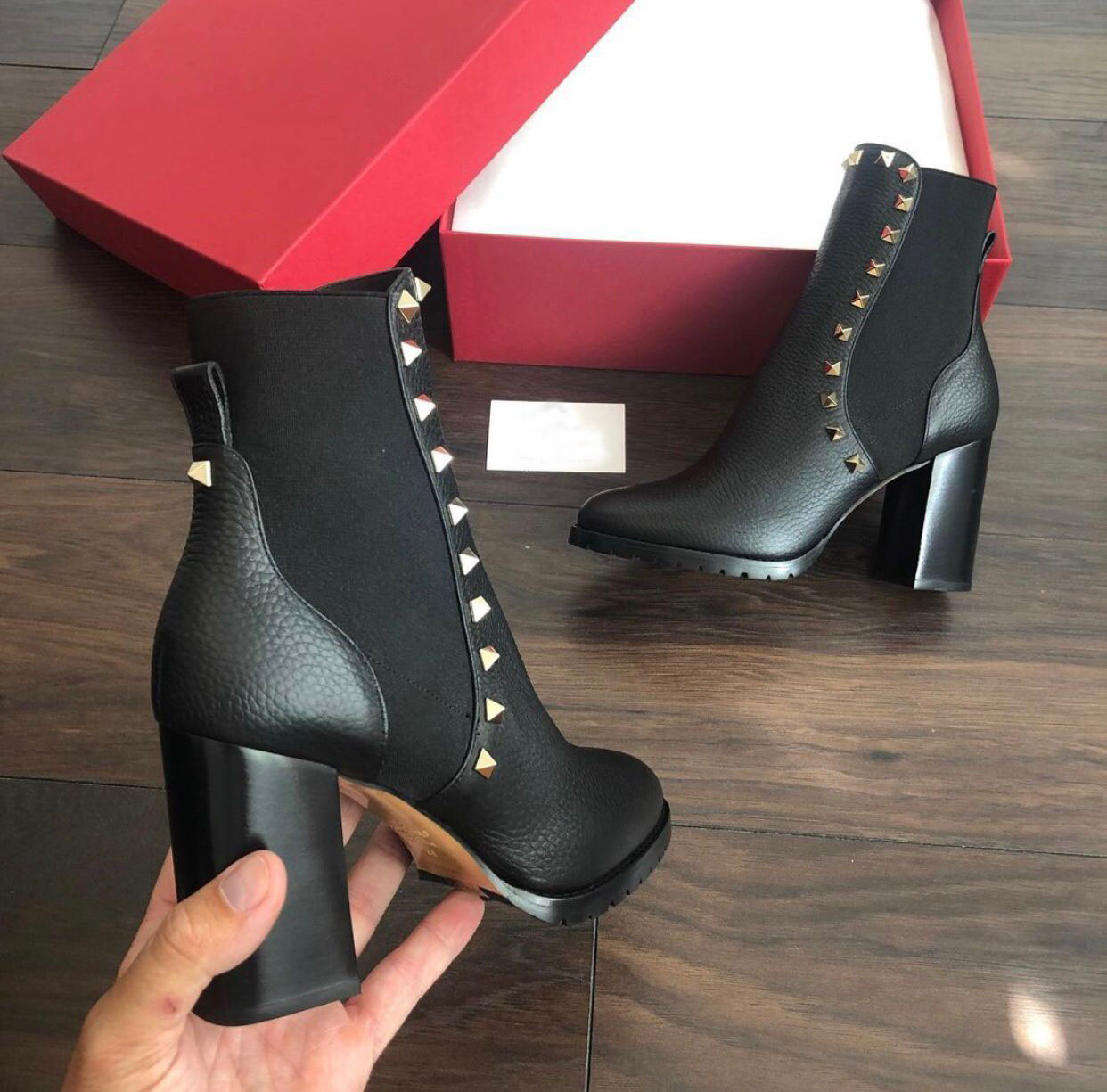 Elegant Winter Women's Rock Stud Ankle Boots Chunky Heels Grainy Calfskin Leather Ladies Martin Booties Cowbay Rivet Booty EU35-43,With Box
Elegant Winter Women's Rock Stud Ankle Boots Chunky Heels Grainy Calfskin Leather Ladies Martin Booties Cowbay Rivet Booty EU35-43,With Box
