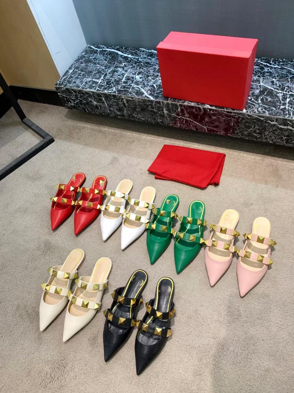 Top designers leather high quality slippers with explosive rivet elements luxury showy with a height of 1cm 35-42 sizes, Black
Top designers leather high quality slippers with explosive rivet elements luxury showy with a height of 1cm 35-42 sizes, Black