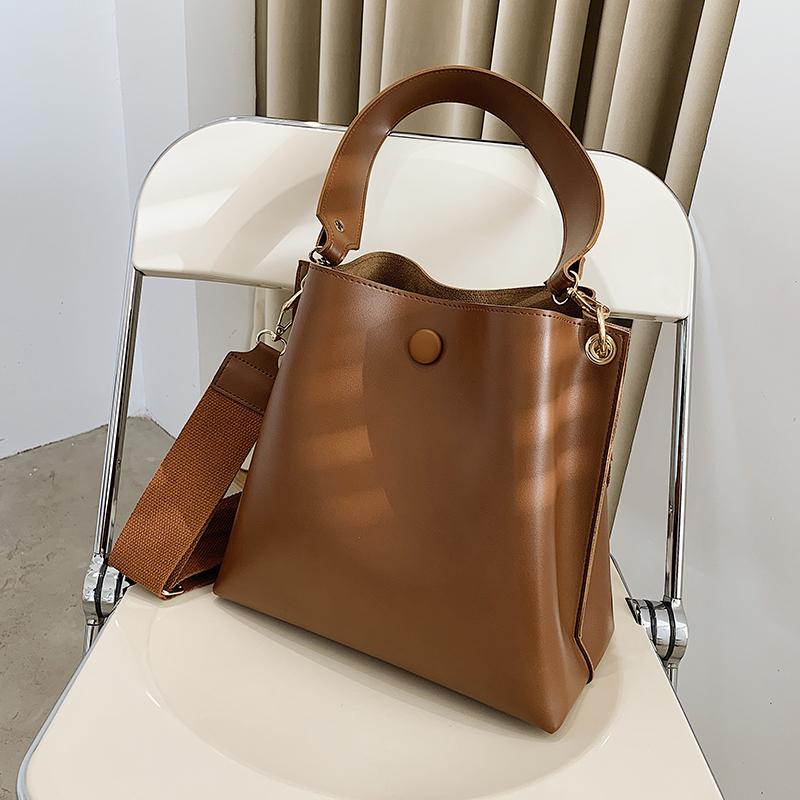High-end retro bucket bag 2020 new fashionable atmosphere women's designer one-shoulder underarm messenger bag, Black
High-end retro bucket bag 2020 new fashionable atmosphere women's designer one-shoulder underarm messenger bag, Black