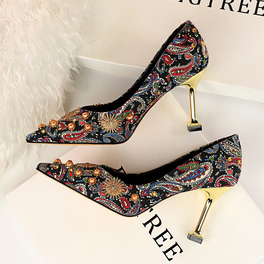 Vintage European American Style Shoes Fine Heels Shallow Mouth Tip Fabric Satin Rhinestone Decorative Metal Shoes wedding, Black
Vintage European American Style Shoes Fine Heels Shallow Mouth Tip Fabric Satin Rhinestone Decorative Metal Shoes wedding, Black