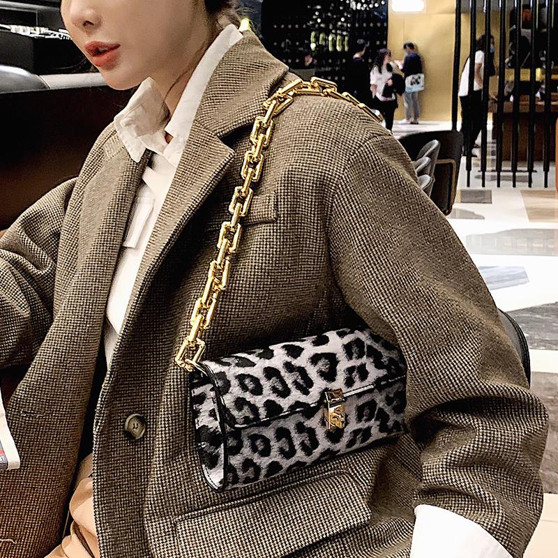 Minimal design bags for women 2021 new fashion chain one-shoulder armpit bag web celebrity versatile INS cross-body bag
Minimal design bags for women 2021 new fashion chain one-shoulder armpit bag web celebrity versatile INS cross-body bag