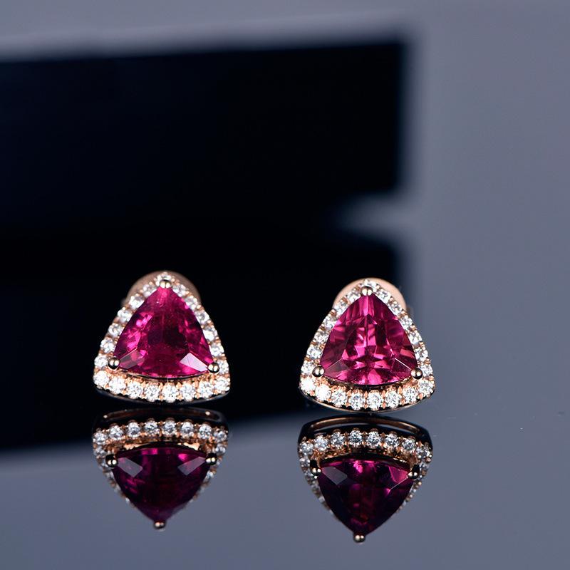 New Fashion Triangle Charm Studs Earrings Imitation Red Tourmaline Earrings Rose Gold Plated For Wedding Engagement Party Gift
New Fashion Triangle Charm Studs Earrings Imitation Red Tourmaline Earrings Rose Gold Plated For Wedding Engagement Party Gift