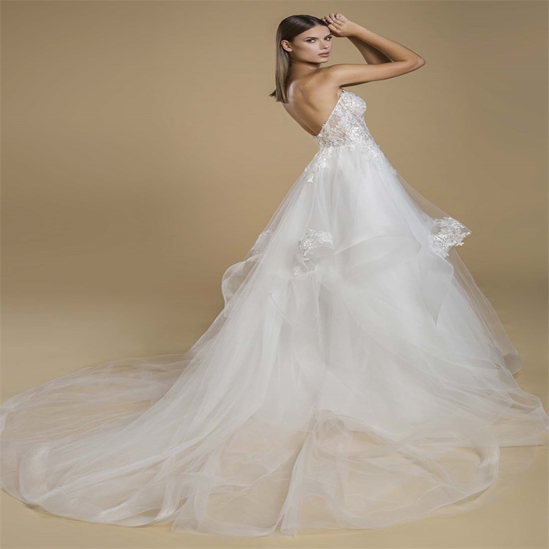 New Arrival A Line Wedding Dresses Fashion Tiered Tulle Appliqued Lace Country Bridal Gowns Custom Made Robes De Mariée Backless Sweep Train