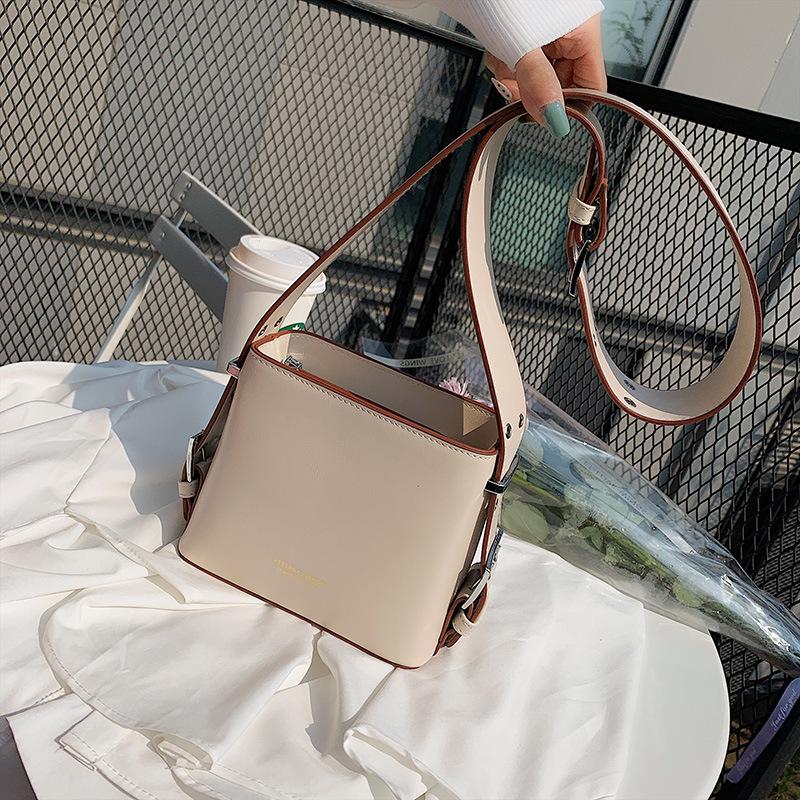 Female Bags Shoulder Bags for Women Bag Vintage Bucket Bag Wide Shoulder Strap Crossbody Shopper sac, Black
Female Bags Shoulder Bags for Women Bag Vintage Bucket Bag Wide Shoulder Strap Crossbody Shopper sac, Black