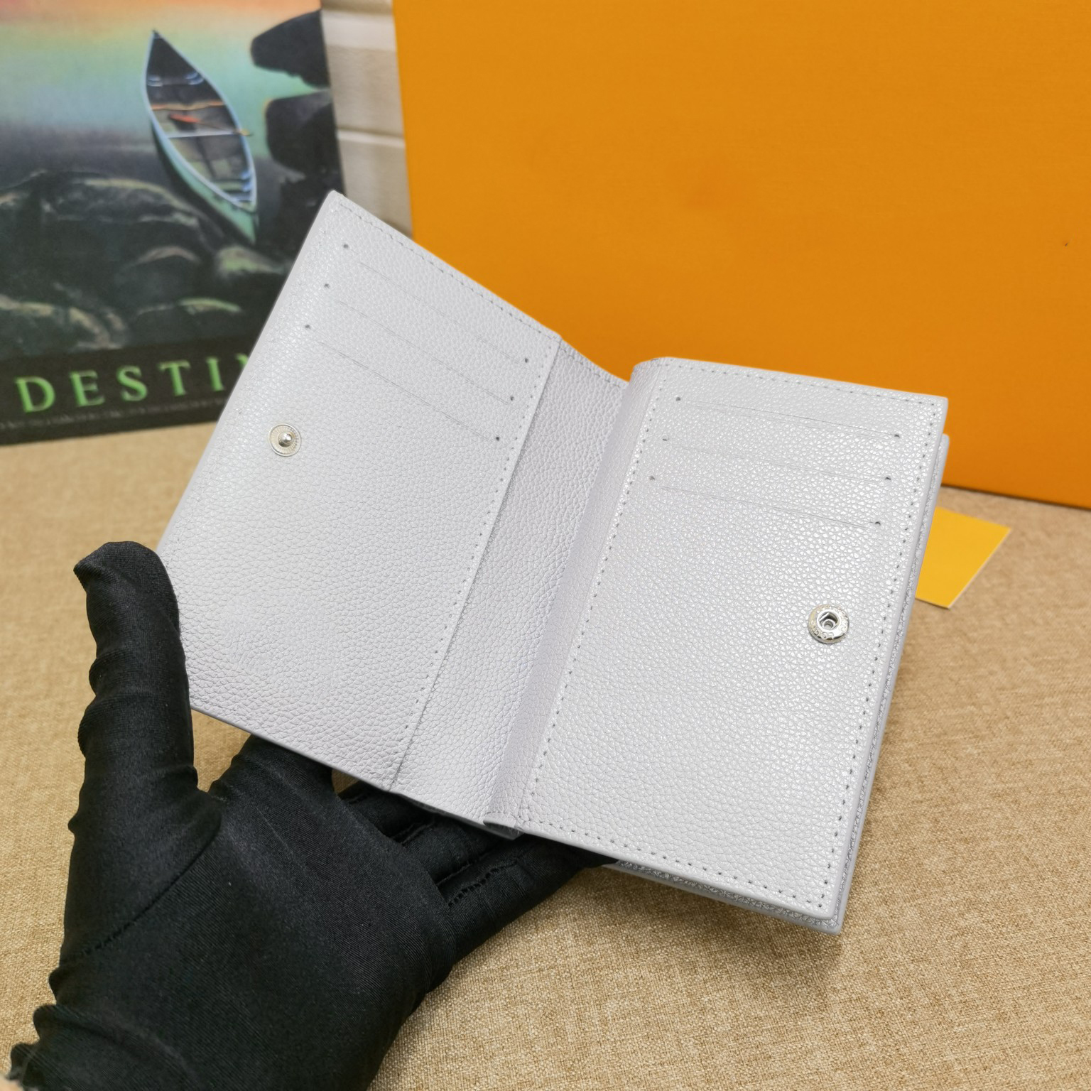 Top quality male and female purse designer luxury leather canvas short hand with Classic Fashion Card with box size 12-9-2cm M80990
Top quality male and female purse designer luxury leather canvas short hand with Classic Fashion Card with box size 12-9-2cm M80990