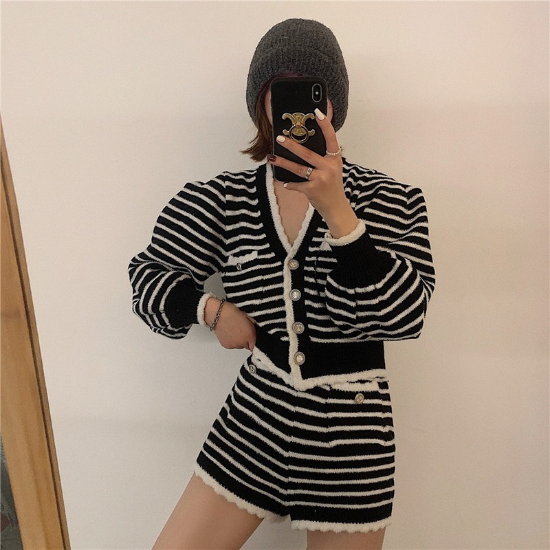 2021 New Sweet Female Two Sets of Striped Pieces Single v Neckline Breasted Sleeves Long Cardigan Waist Short Pants Spring D3CD, Black
2021 New Sweet Female Two Sets of Striped Pieces Single v Neckline Breasted Sleeves Long Cardigan Waist Short Pants Spring D3CD, Black