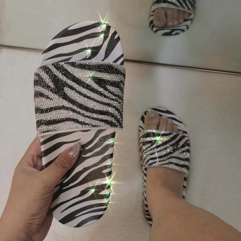 2020 Hot Style Women Zebra Pattern Black And White Fashion Outdoor Flat Sandals & Slippers beach bling slippers crystal
2020 Hot Style Women Zebra Pattern Black And White Fashion Outdoor Flat Sandals & Slippers beach bling slippers crystal