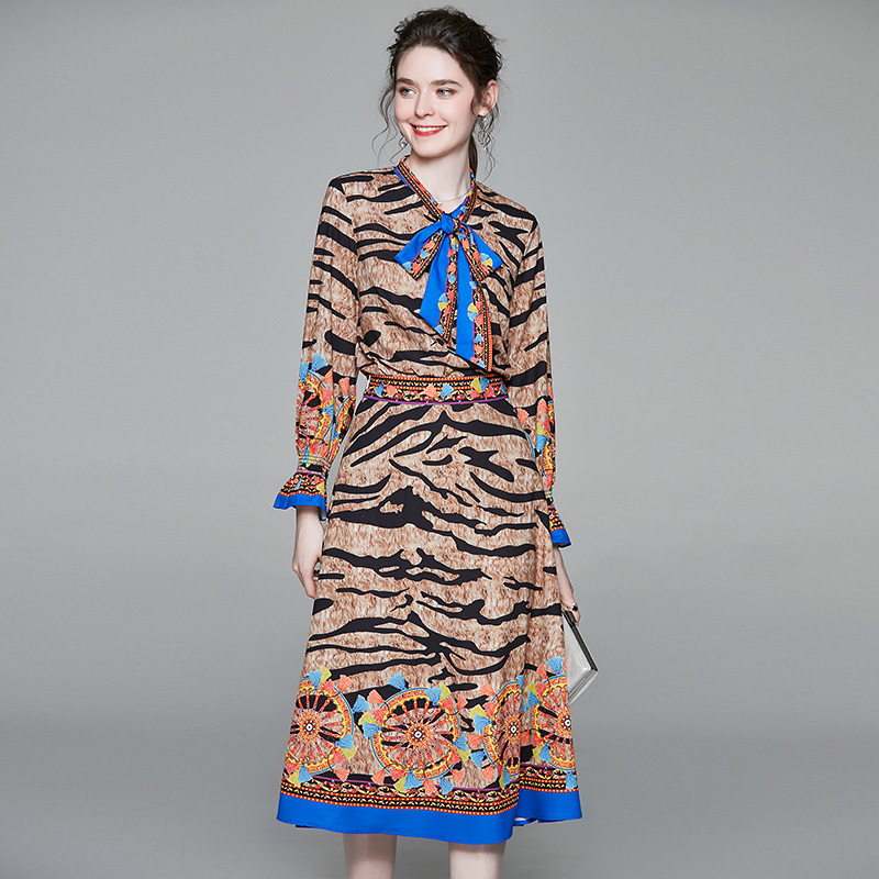 2021 New Runway Print Suit Women Fashion Flare Sleeve Bow Collar Shirts Tops+zipper Midi Skirts Vintage 2 Two Pieces Set I4wy, As picture
2021 New Runway Print Suit Women Fashion Flare Sleeve Bow Collar Shirts Tops+zipper Midi Skirts Vintage 2 Two Pieces Set I4wy, As picture