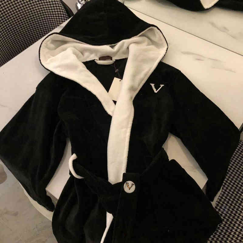 Men's Sleepwear Designer Winter Warm Bathrobe 5 Colors Baroque Velvet Nightgown Birthday Gift for Wife Brand Robes L1H8
Men's Sleepwear Designer Winter Warm Bathrobe 5 Colors Baroque Velvet Nightgown Birthday Gift for Wife Brand Robes L1H8