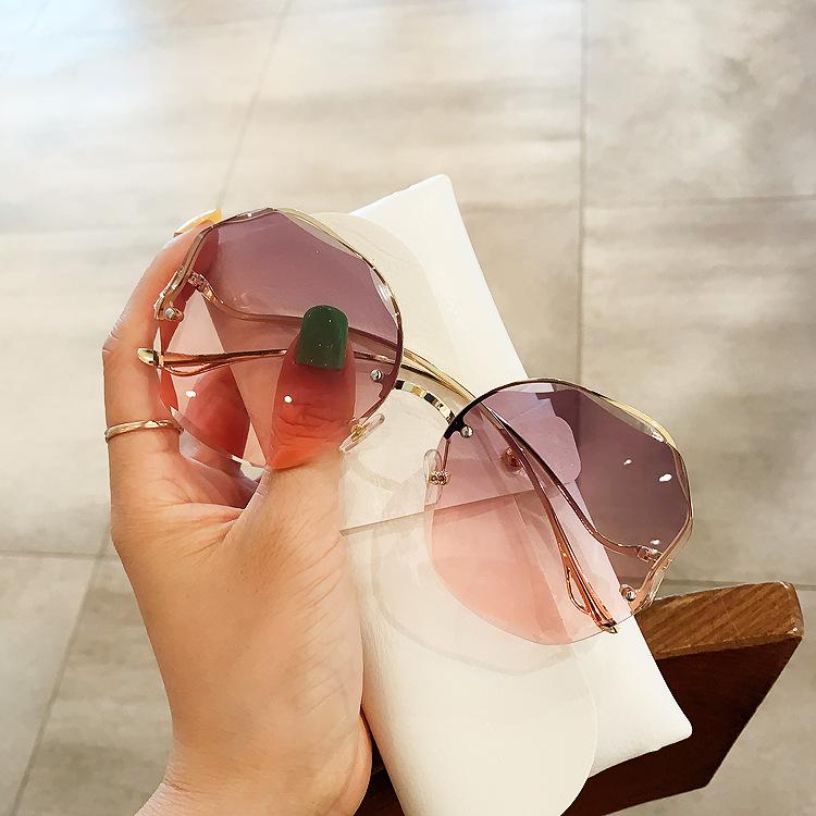 Sunglasses Cutting Lens For Women 2021 Brand Round Gradient Elegant Sun Glasses Female Chic Bend Shades Black Brown
Sunglasses Cutting Lens For Women 2021 Brand Round Gradient Elegant Sun Glasses Female Chic Bend Shades Black Brown