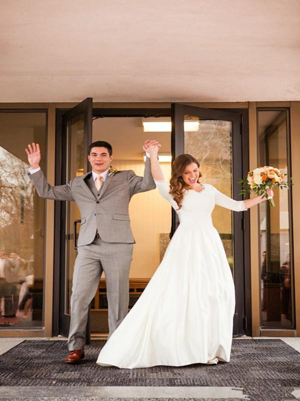 Vintage Long Sleeves Dresses Lace V Neck Scalloped Satin A Line Sweep Train Covered Buttons Back Country Wedding Gown Vestidos