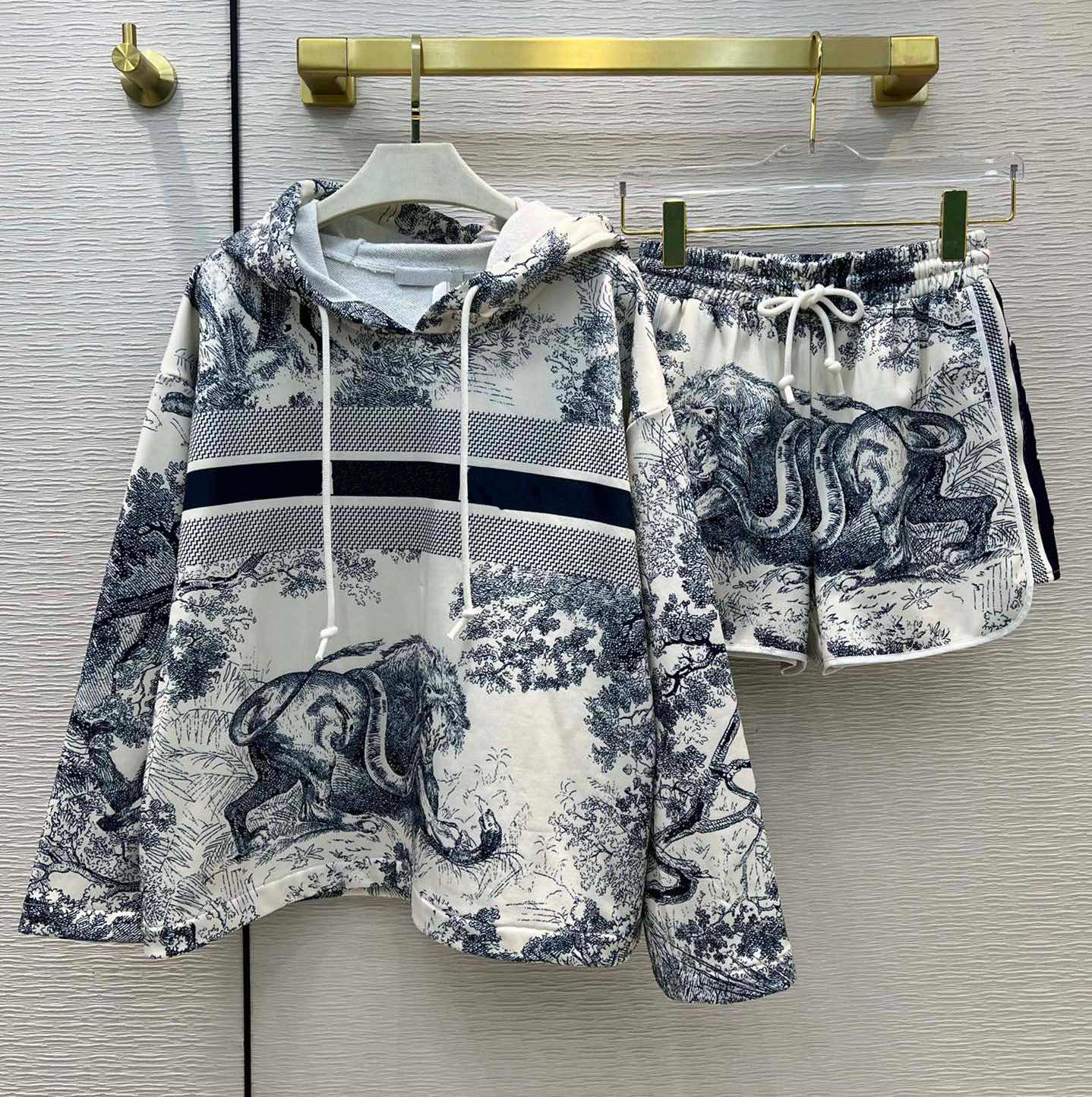 22ss women tracksuits spring and summer men suit fashion loose shoulder hooded sweater with classic shorts high quality tracksuit, Make up for price
22ss women tracksuits spring and summer men suit fashion loose shoulder hooded sweater with classic shorts high quality tracksuit, Make up for price