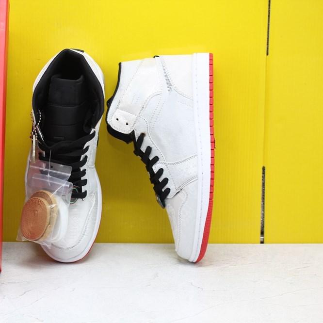 Jumpman 1 Mid Fearless Shoes Edison Chen CLOT With WHITE BLACK RED breathable sneakers womans men designer sneaker schoenen
Jumpman 1 Mid Fearless Shoes Edison Chen CLOT With WHITE BLACK RED breathable sneakers womans men designer sneaker schoenen