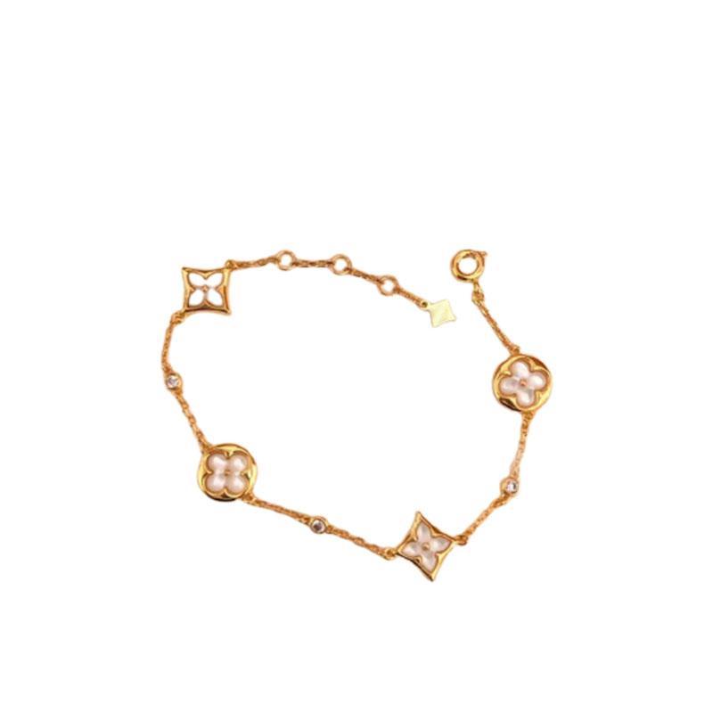 Designer Charm Bracelets Female Square Four Leaf Clover Round Girl Bracelet for Women Jewelry Fashion Style Lovers Birthday Engagement Wedding Gift
Designer Charm Bracelets Female Square Four Leaf Clover Round Girl Bracelet for Women Jewelry Fashion Style Lovers Birthday Engagement Wedding Gift