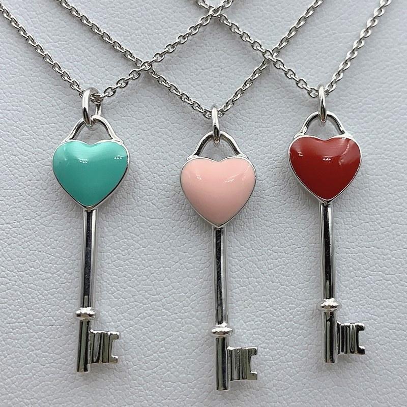 Classic Fashion 925 Sterling Silver Heart-shaped Key Pendant Necklace Lady Logo Classic Enamel Jewelry Valentine's Day Gift
Classic Fashion 925 Sterling Silver Heart-shaped Key Pendant Necklace Lady Logo Classic Enamel Jewelry Valentine's Day Gift