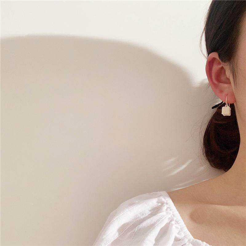 Stud Pearl Small Square Fashion Earrings Retro Design Female Simple Geometric Jewelry Gothic Style Gift Birthday Party
Stud Pearl Small Square Fashion Earrings Retro Design Female Simple Geometric Jewelry Gothic Style Gift Birthday Party